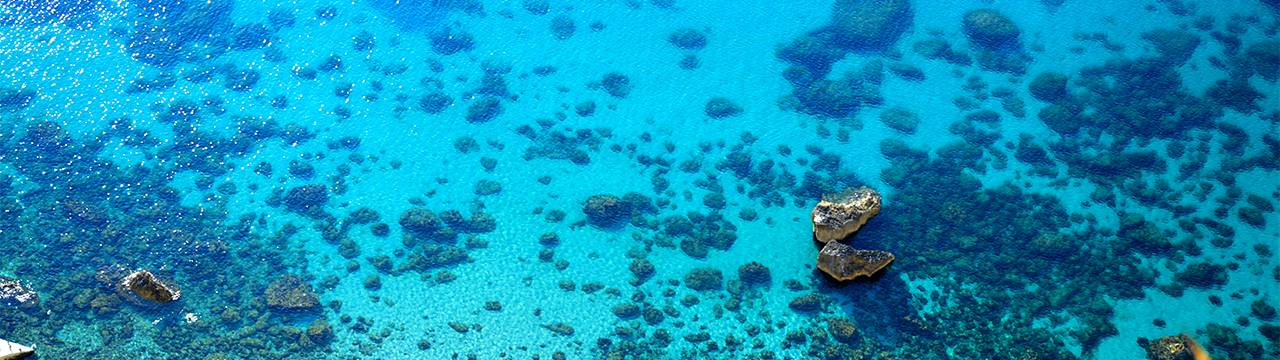 Il nostro impegno è chiaro e trasparente. Come il mare della Sardegna.