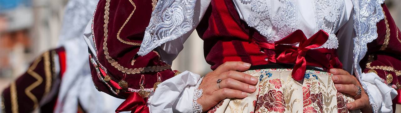 Nuoro. Particolari di costume sardo alla festa del Redentore.